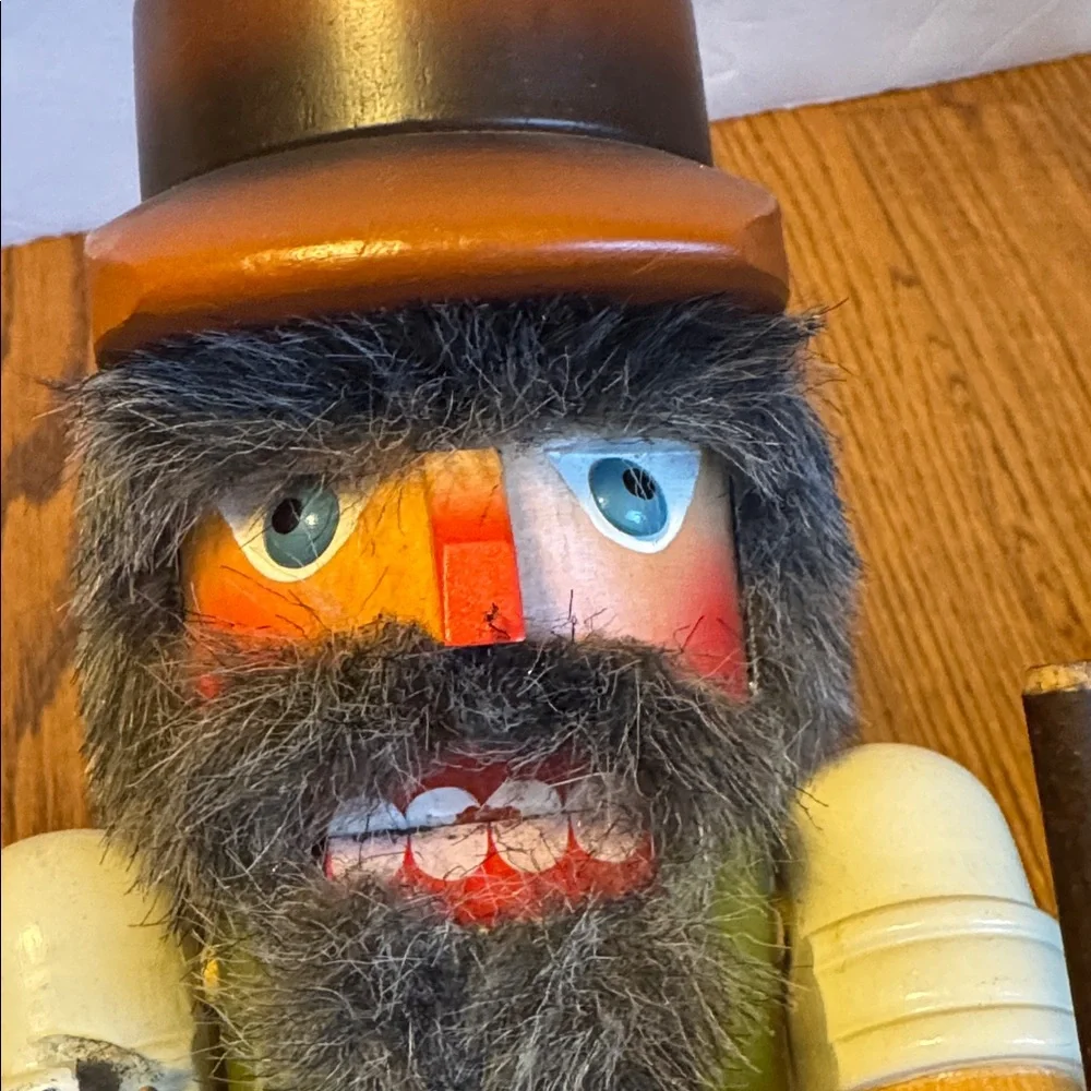 Holzkunst Christian Ulbricht German Smoking Woodsman Nutcracker